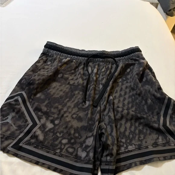 Jordan Men's extra large Black Patterned Shorts - Picture 8 of 8